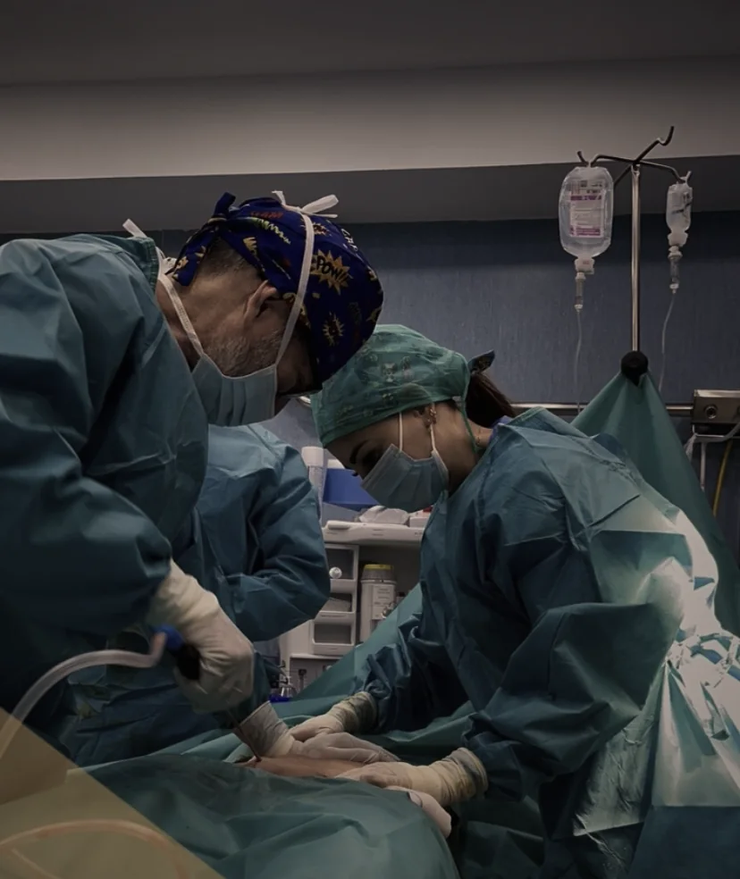 El Dr. Rada operando en quirófano con su equipo