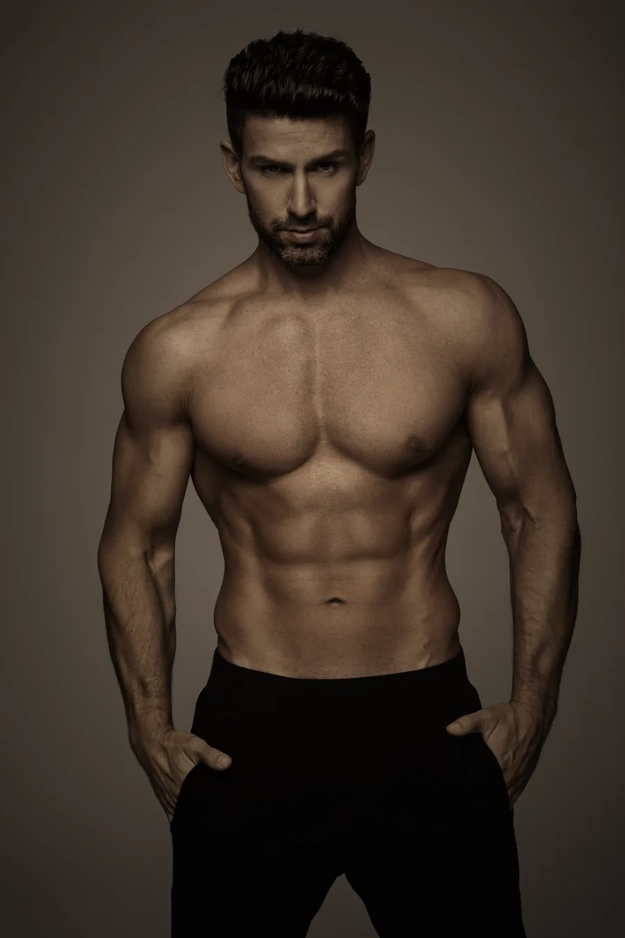 Hombre musculado sin camiseta con abdomen definido