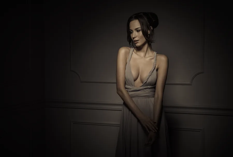 Mujer elegante con vestido de noche, DT Clinic Madrid