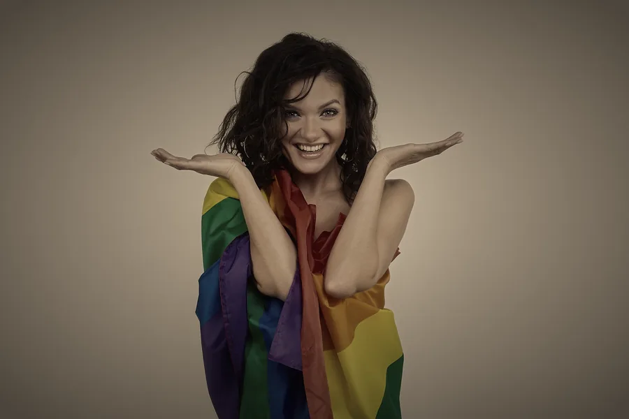 Mujer trans sonriente y segura de su silueta, cirugía de feminización en Madrid