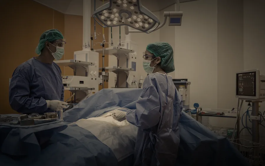 Quirófano preparado con monitorización para una cirugía estética con anestesia en Madrid